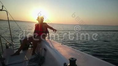 两名女子驾驶游艇，享受海上航行，美丽的日落，积极休息